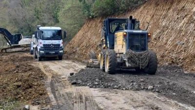 T&uuml;rkeli&rsquo;de heyelan sonrası k&ouml;y yolu g&uuml;venli hale getirildi
