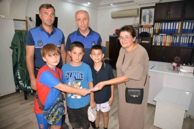 Türkeli’de örnek çocuklar: Buldukları 13 bin 400 lirayı teslim ettiler
