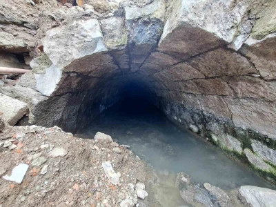 T&uuml;rkiye&rsquo;de bir &ouml;rneği daha yok; Trabzon&rsquo;da Roma d&ouml;nemine ait su kanalı ortaya &ccedil;ıktı

