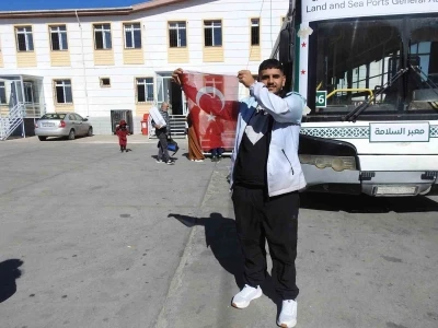 Türkiye’de büyüyen Suriyeli, ülkesine Türk Bayrağını öperek döndü
