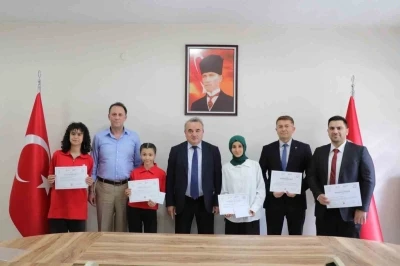 T&uuml;rkiye derecesi elde eden &ouml;ğrencilere başarı belgeleri verildi
