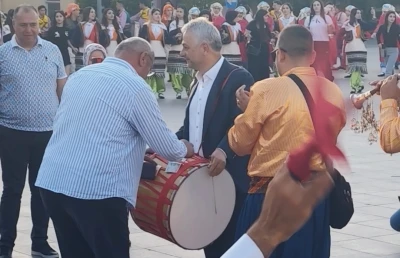 T&uuml;rkiye Halk Oyunları Federasyonu Başkanı davul &ccedil;alarak bahşiş topladı
