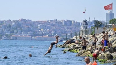 T&uuml;rkiye ikiye b&ouml;l&uuml;nd&uuml;! Kuzeyde sağanak, g&uuml;neyde kavurucu sıcak