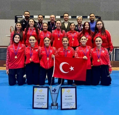 T&uuml;rkiye Kadın Hokey Milli Takımı şampiyonluk k&uuml;rs&uuml;s&uuml;nde
