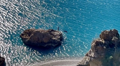 T&uuml;rkiye kar tatilindeyken Antalya&rsquo;da &ouml;ğrenciler deniz keyfi yaptı
