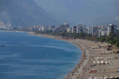 Türkiye kışı yaşarken Antalya’da yazdan kalma günler
