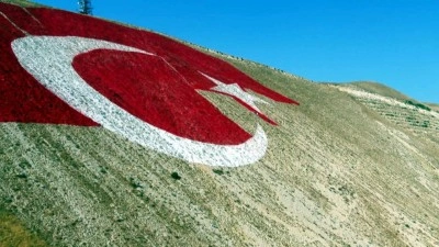 Türkiye'nin en büyük bayrağı! Bittiğinde şehrin her yerinden görünecek