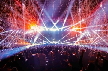 T&uuml;rkiye&rsquo;nin en b&uuml;y&uuml;k i&ccedil; mekan sahnesinde beş bin kişilik "Fashion Party" d&uuml;zenlendi
