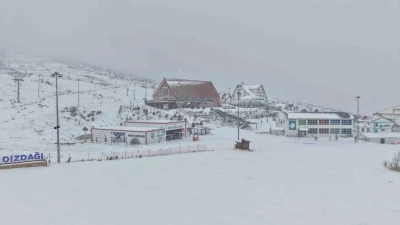 T&uuml;rkiye&rsquo;nin en ekonomik kayak tesisi beyaza b&uuml;r&uuml;nd&uuml;
