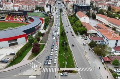 T&uuml;rkiye&rsquo;nin ge&ccedil;iş g&uuml;zergahı Yozgat&rsquo;ta bayram trafiği yoğunluğu
