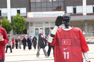 T&uuml;rkiye&rsquo;nin n&uuml;fusa kayıtlı robotu CANİKMAN &ouml;ğrencilerle buluştu
