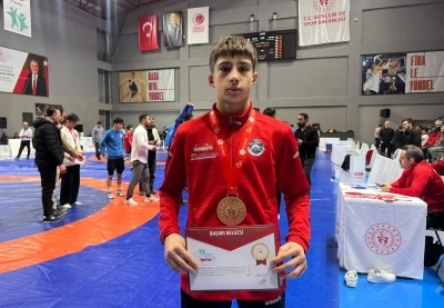 T&uuml;rkiye şampiyonasında k&uuml;rs&uuml;ye &ccedil;ıktı
