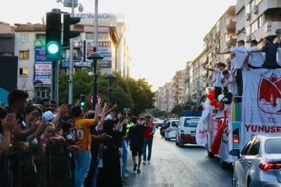 Türkiye şampiyonu olan takım şehir turu attı
