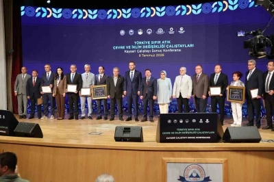 T&uuml;rkiye Sıfır Atık &Ccedil;alıştayı Sonu&ccedil; Konferansı&rsquo;nda Kayseri B&uuml;y&uuml;kşehir&rsquo;e teşekk&uuml;r plaketi
