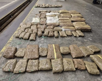 T&uuml;rkiye&rsquo;ye sokulmak istenen 45 kilo 760 gram esra sınırda yakalandı
