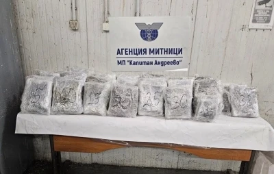 T&uuml;rkiye&rsquo;ye sokulmak istenen 47 kilo esrar sınırda ele ge&ccedil;irildi
