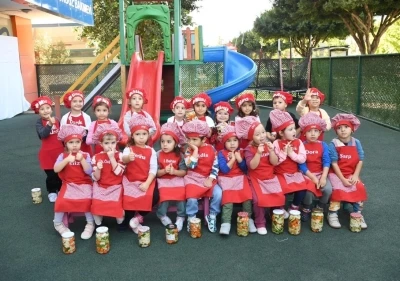 Turşular Konyaaltı’nın minik elleriyle kuruldu
