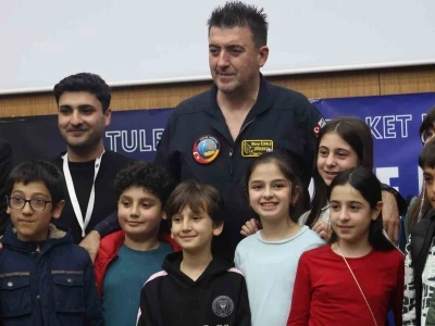 TUSAŞ Baş Test Pilotu Murat &Ouml;zpala Erzurum&rsquo;da gen&ccedil;lerle buluştu: "Hayallerimi kitaba d&ouml;n&uuml;şt&uuml;r&uuml;yorum"
