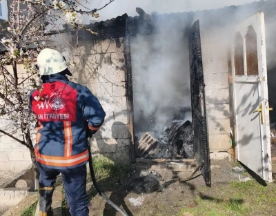 Tuşba&rsquo;da odunluk yangını
