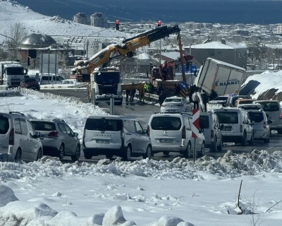 Tuşba&rsquo;da tır kazasında uzun ara&ccedil; kuyruğu oluştu
