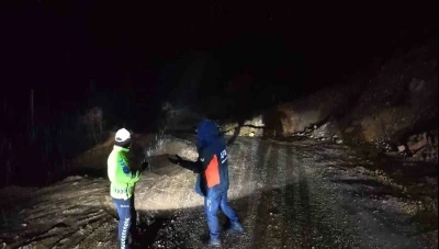 Tut il&ccedil;esinde korkutan heyelan: 2 ev tahliye edildi

