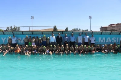 Tutak Kaymakamı Coşkun, yüzme havuzunda incelemelerde bulundu
