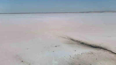 Tuz G&ouml;l&uuml; pembe renge b&uuml;r&uuml;nd&uuml;, turistler b&ouml;lgeye akın etti
