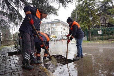 Tuzla Belediyesi yağışa karşı sahada: 100 personel ve 40 ara&ccedil;la kesintisiz m&uuml;dahale
