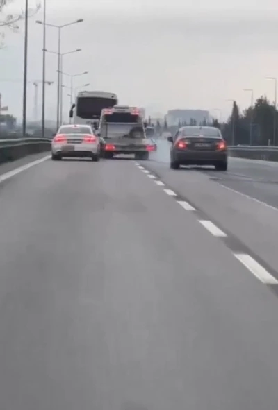 Tuzla&rsquo;da aracı sıkıştırıp şof&ouml;r&uuml; darp eden s&uuml;r&uuml;c&uuml; adliyeye sevk edildi
