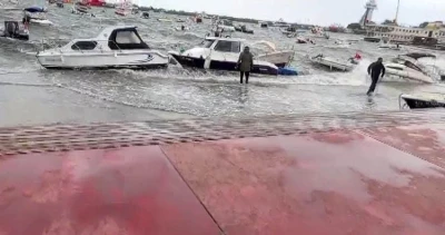 Tuzla&rsquo;da fırtına alarmı: Deniz sahil yoluna taştı, tekneler zor anlar yaşadı
