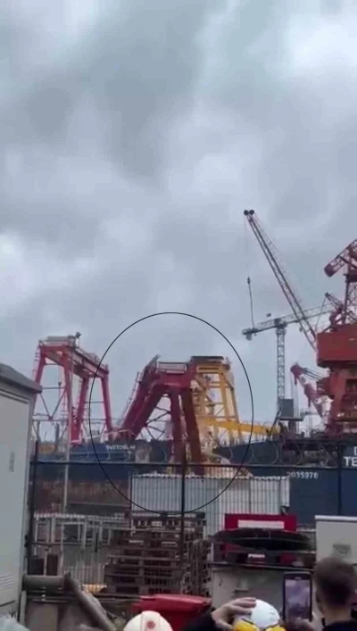 Tuzla&rsquo;da kule vin&ccedil; r&uuml;zgarın etkisiyle devrildi
