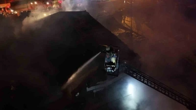 Tuzla&rsquo;da polyester fabrikasında yangın: Ekipler seferber oldu

