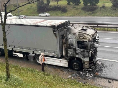 Tuzla&rsquo;da seyir halindeki tır alevlere teslim oldu

