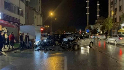 Üç araca vurup yoluna devam etti, karşı şeritte otomobille kafa kafaya çarpıştı: 1 yaralı
