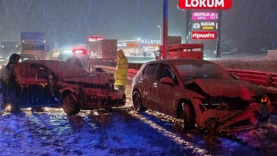 &Uuml;&ccedil; aracın karıştığı kazada 8 kişi yaralandı
