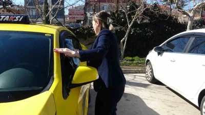 &Uuml;&ccedil; &ccedil;ocuk annesi, taksi şof&ouml;rl&uuml;ğ&uuml;yle hem ailesinin ge&ccedil;imine katkı sağlıyor hem de kadınlara &ouml;rnek oluyor
