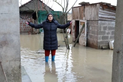 &Uuml;&ccedil; g&uuml;nl&uuml;k yağmur felakete d&ouml;nd&uuml;: Sakarya Karasu&rsquo;da mahalle su altında kaldı
