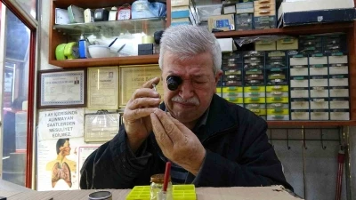 &Uuml;&ccedil; metrekarelik d&uuml;kkanda 60 yıldır zamana ince ayar veriyor
