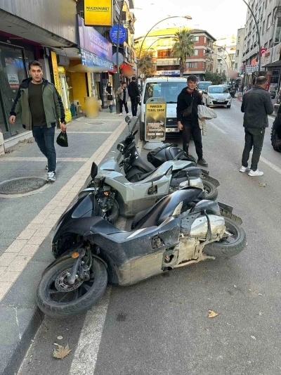 Üç motosiklet domino taşı gibi devrildi
