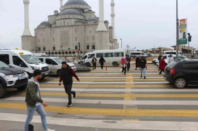 &Uuml;&ccedil; şeritli yolda tehlikeli yaya ge&ccedil;idi korkutuyor

