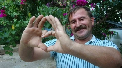 Uçağa valizleri yüklerken sempatik tavırlarıyla meşhur oldu, o anlar milyonlarca kez izlendi
