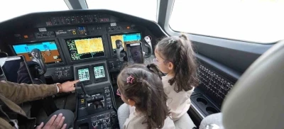 Uçak görünce mutlu olan Erva ve Zümra hayallerine kavuştu
