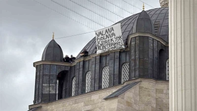 &Uuml;cretleri &ouml;denmeyince &ccedil;alıştıkları cami inşaatının kubbesine &ccedil;ıktılar
