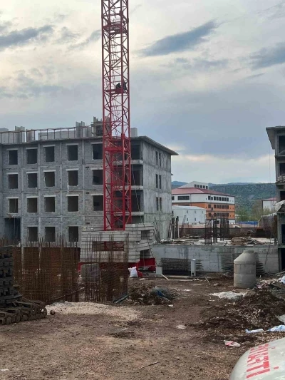 &Uuml;cretlerini alamadıklarını iddia eden iş&ccedil;iler kule vince &ccedil;ıktı
