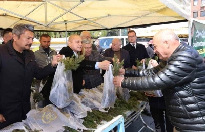 &Uuml;cretsiz olduğunu duyan vatandaşlar akın etti, binlerce fidan kısa s&uuml;rede t&uuml;kendi
