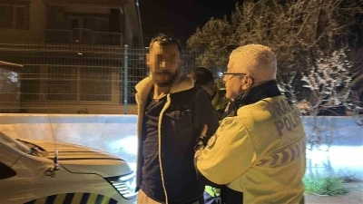&Uuml;&ccedil;&uuml;nc&uuml; kez alkolden yakalanmamak i&ccedil;in polisin &uuml;st&uuml;ne ara&ccedil; s&uuml;r&uuml;p ka&ccedil;tı, yarım milyon lira ceza yedi
