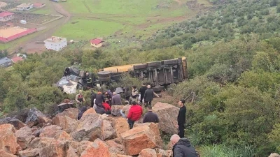 U&ccedil;uruma yuvarlanan kamyonun s&uuml;r&uuml;c&uuml;s&uuml; &ouml;ld&uuml;
