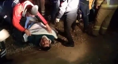 Uçuruma yuvarlanan motosikletliyi ekipler kurtardı
