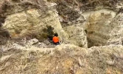 U&ccedil;urumda mahsur kalan k&ouml;peklerini halatla inerek kendi imkanlarıyla kurtardılar
