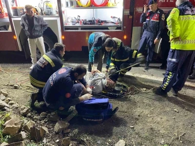 U&ccedil;urumdan deniz kıyısına yuvarlanan otomobilde 3 kişi yaralandı

